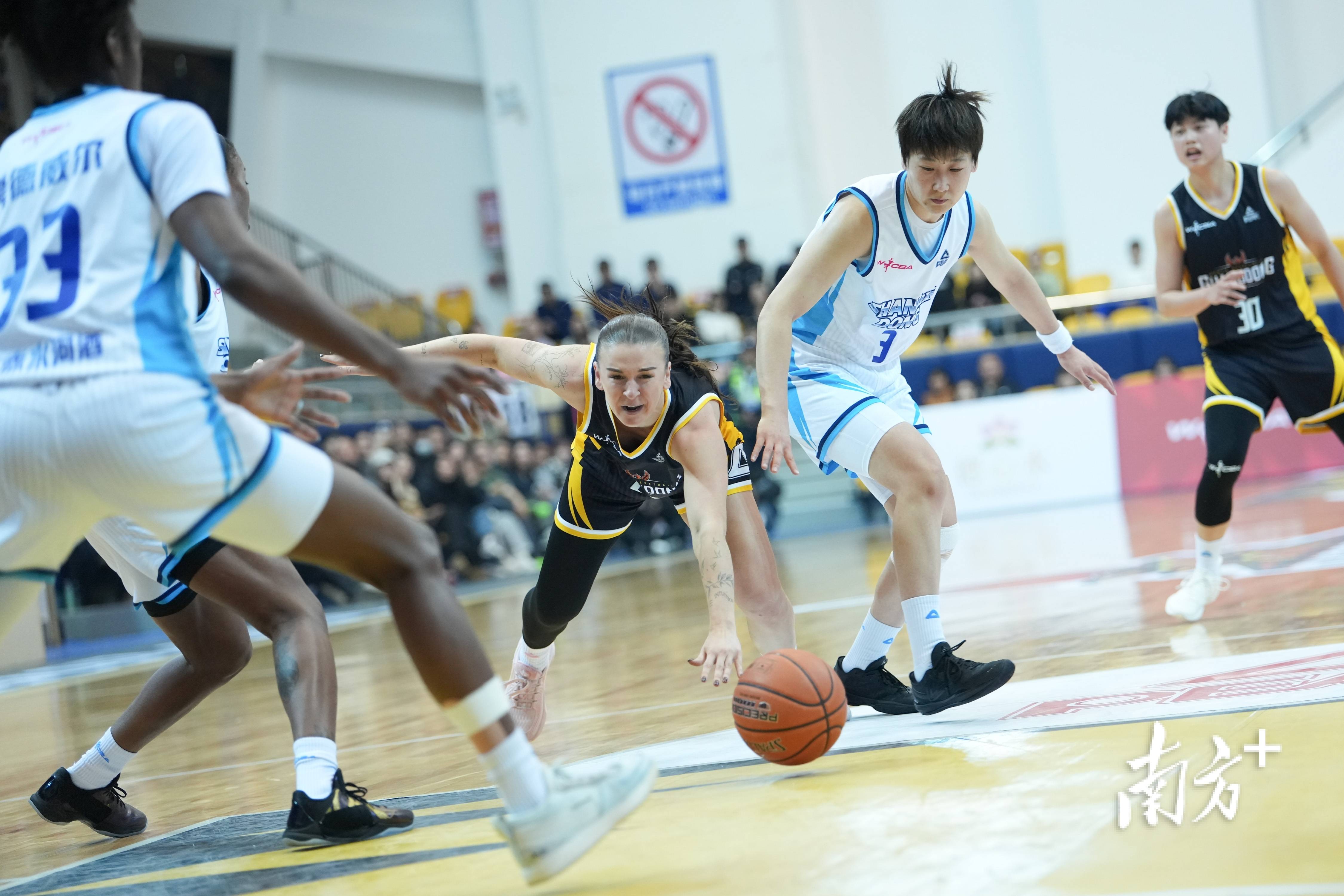 开云体育-欧篮联赛程吃紧，洛杉矶快船今晚手感冰凉，底气十足，身体对抗强度拉满的简单介绍